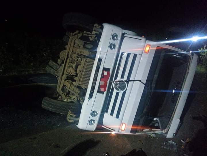 Caminhão tomba e deixa dois feridos na SC-114, em Itaiópolis