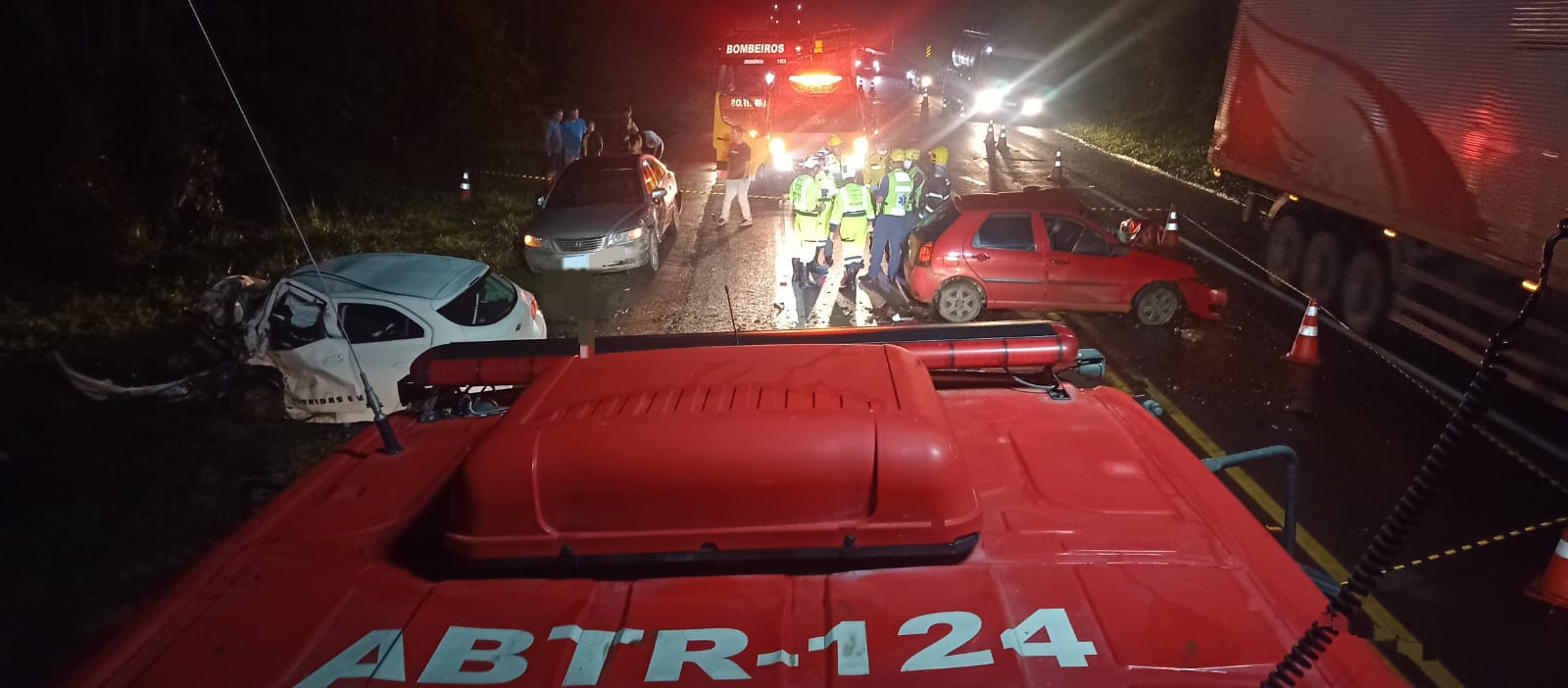 TRAGÉDIA: acidente deixa mortos na BR-116, em Papanduva