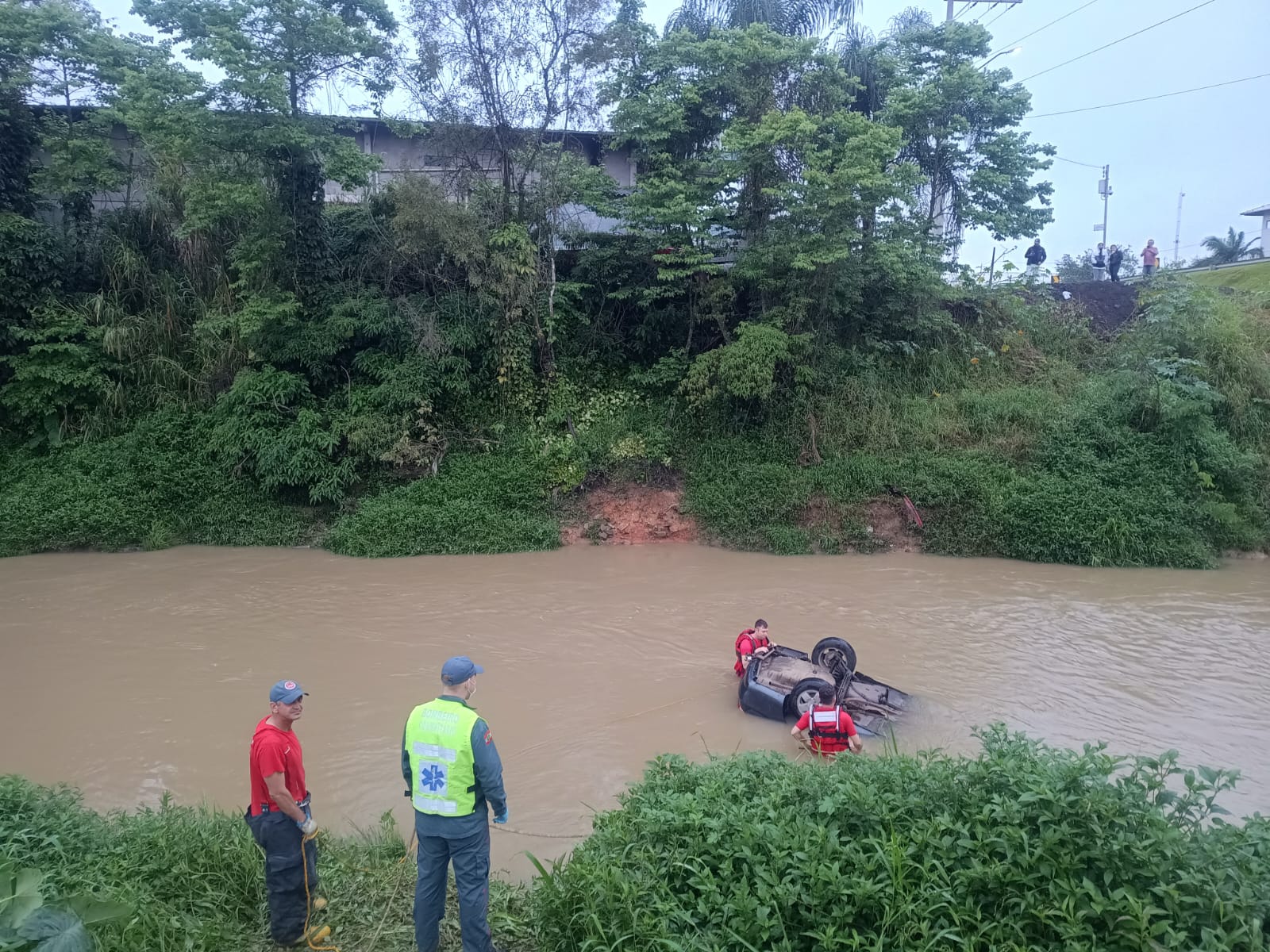 TRISTEZA: duas pessoas morrem após carro cair em rio, em SC