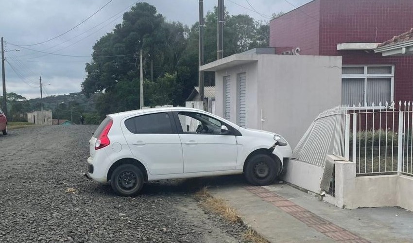 Mulher perde o controle do veículo e colide no muro da Unidade de Saúde no Planalto Norte
