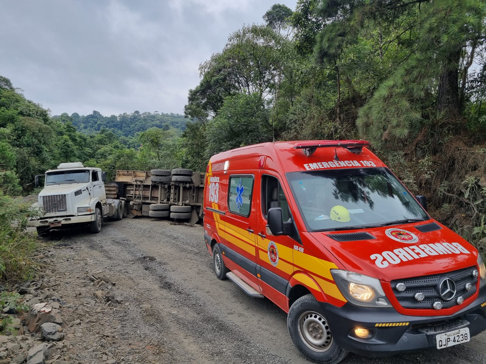 Acidente deixa condutor de caminhão ferido no interior de Papanduva