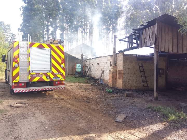 Incêndio destrói estufa de secagem de fumo, em Itaiópolis