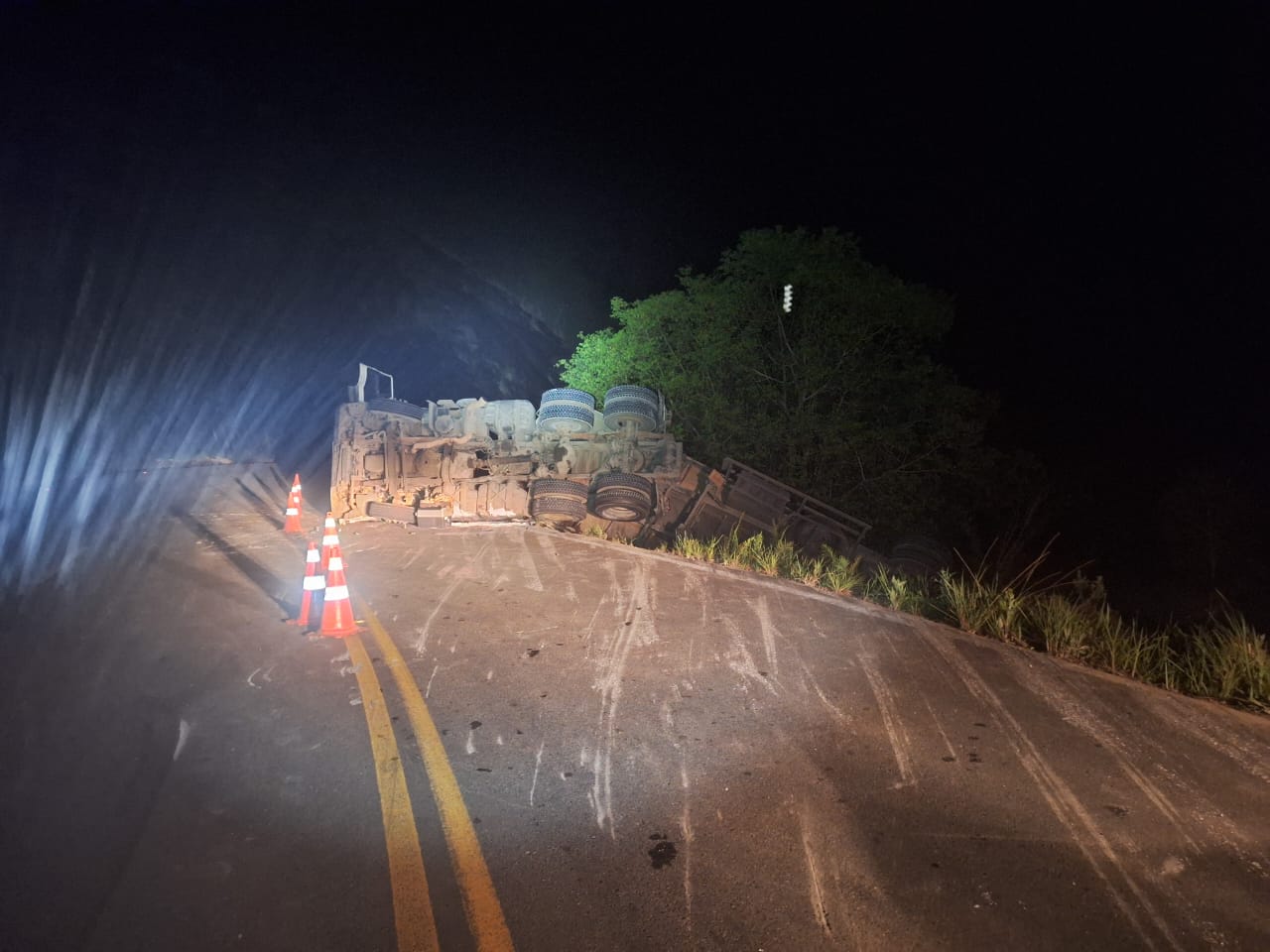 REGIÃO: carreta sai da pista e tomba na SC-477