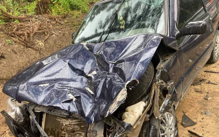 Acidente entre carro e trator deixa um ferido no interior de Itaiópolis