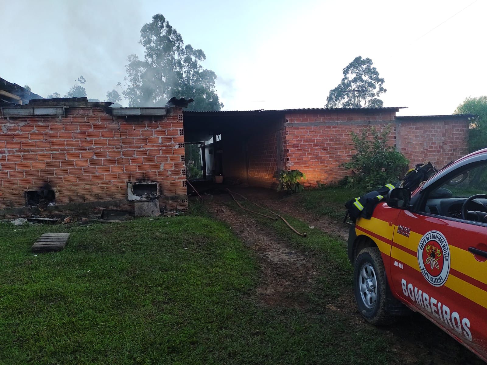 Duas estufas de fumo são atingidas por incêndio, em Papanduva