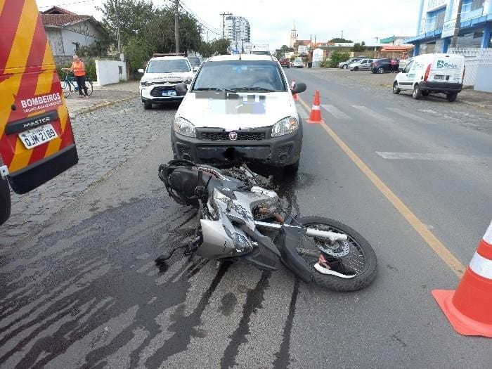 Acidente deixa uma motociclista ferida no centro de Itaiópolis