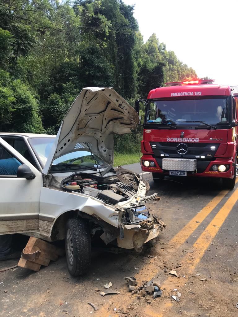 Grave acidente entre quatro veículos deixa uma pessoa encarcerada na BR-280, no Planalto Norte