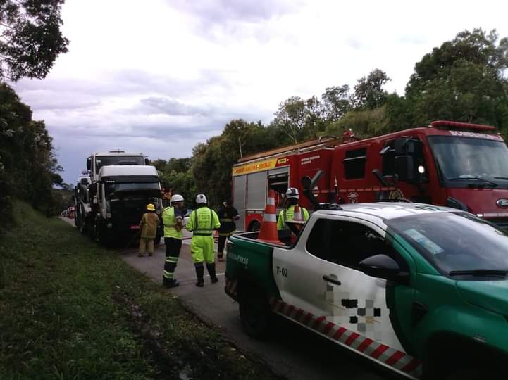 ​Caminhão que transportava outros 4 caminhões em prancha pega fogo na BR 116, em Itaiópolis