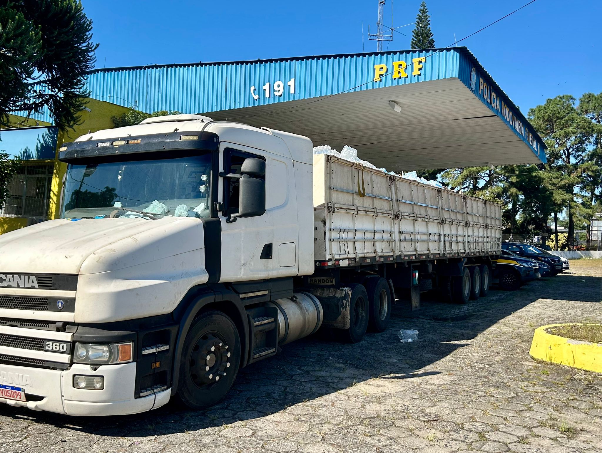 ​PRF encontra toneladas de maconha em fundo falso de carreta com donativos para o Rio Grande do Sul