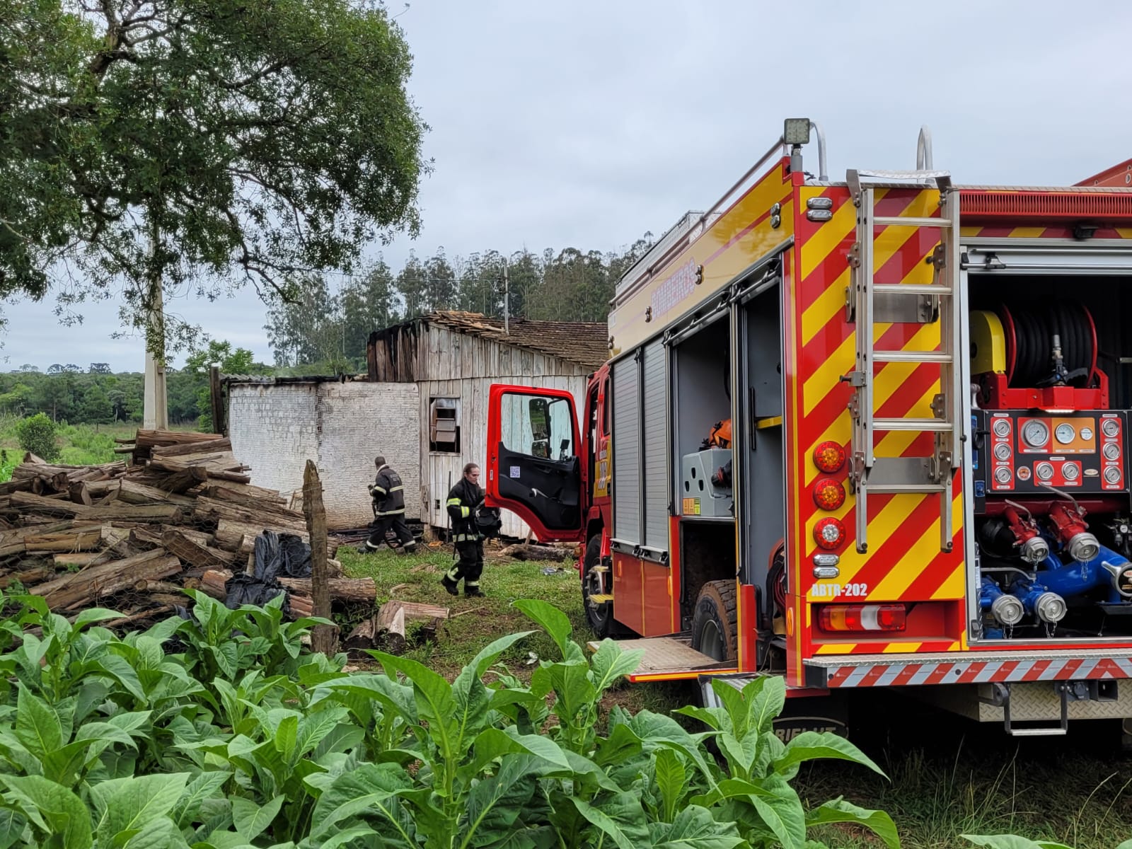 Incêndio destrói estufa de secagem de fumo no Planalto Norte