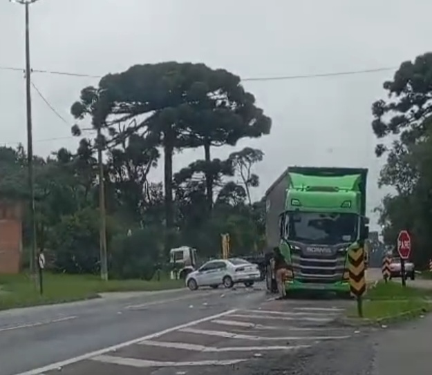 Acidente entre carreta e caminhão é registrado na BR-116, em Itaiópolis