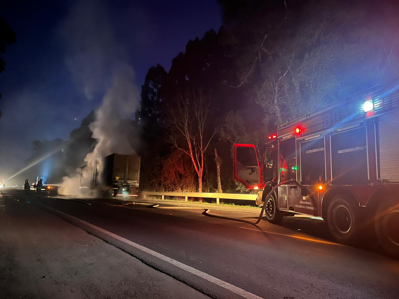 REGIÃO: carreta incendeia na BR-116, em Monte Castelo