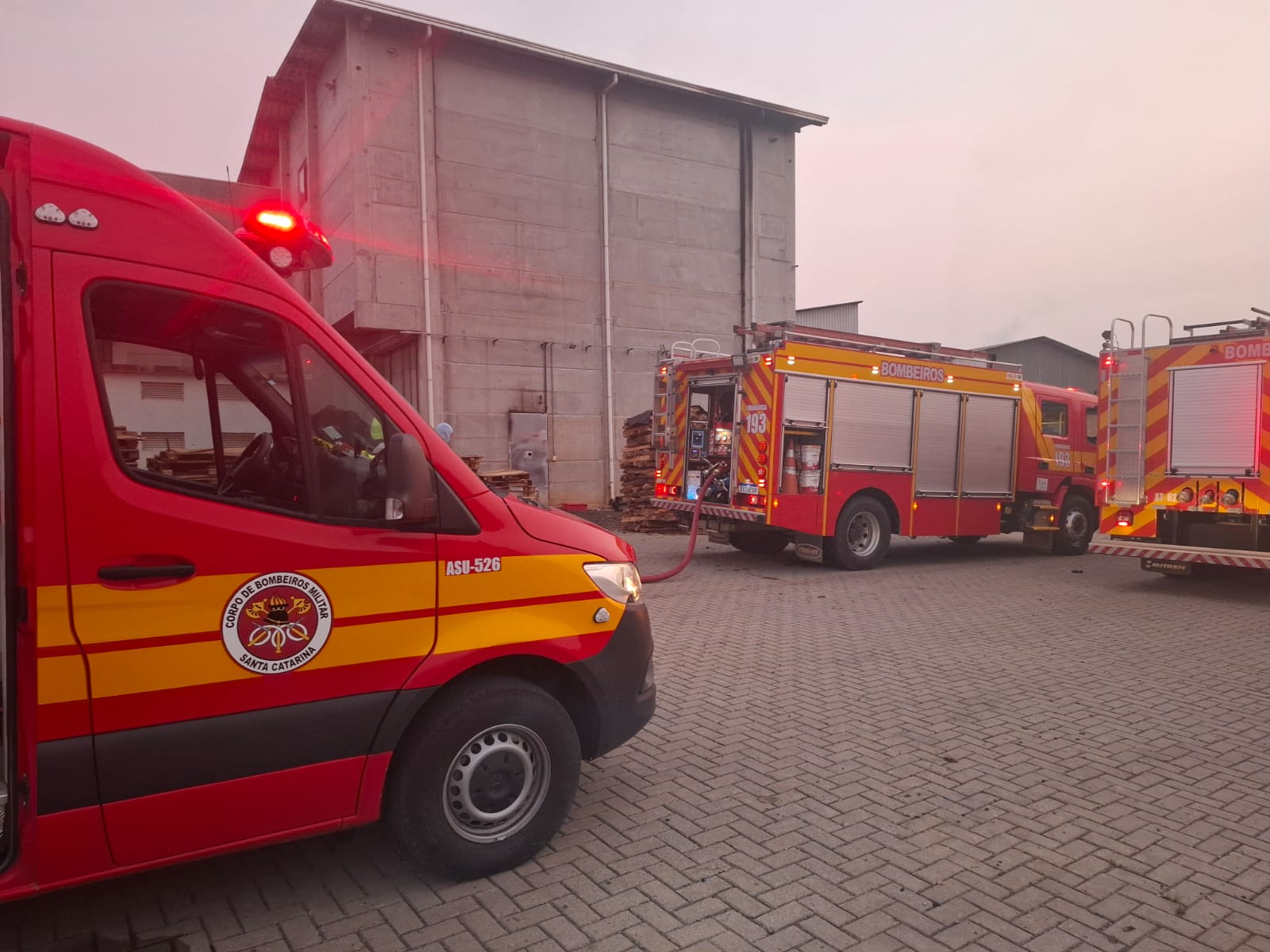 REGIÃO: Bombeiros são acionados para combate à incêndio no Planalto Norte