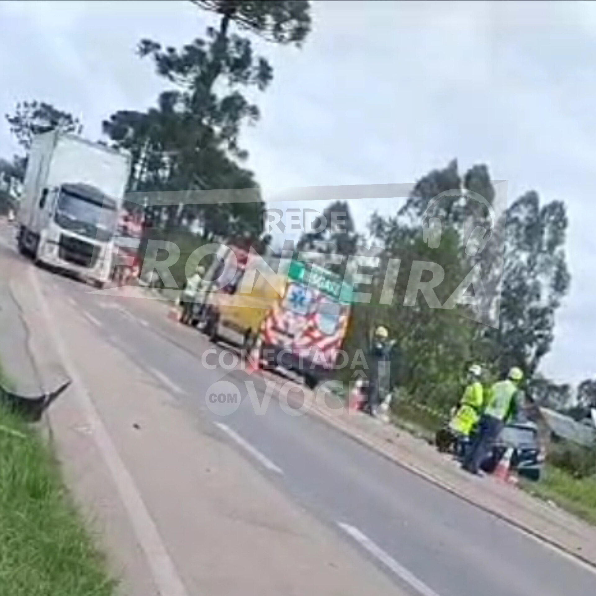 Grave acidente entre carro e caminhão é registrado na BR-116, em Papanduva