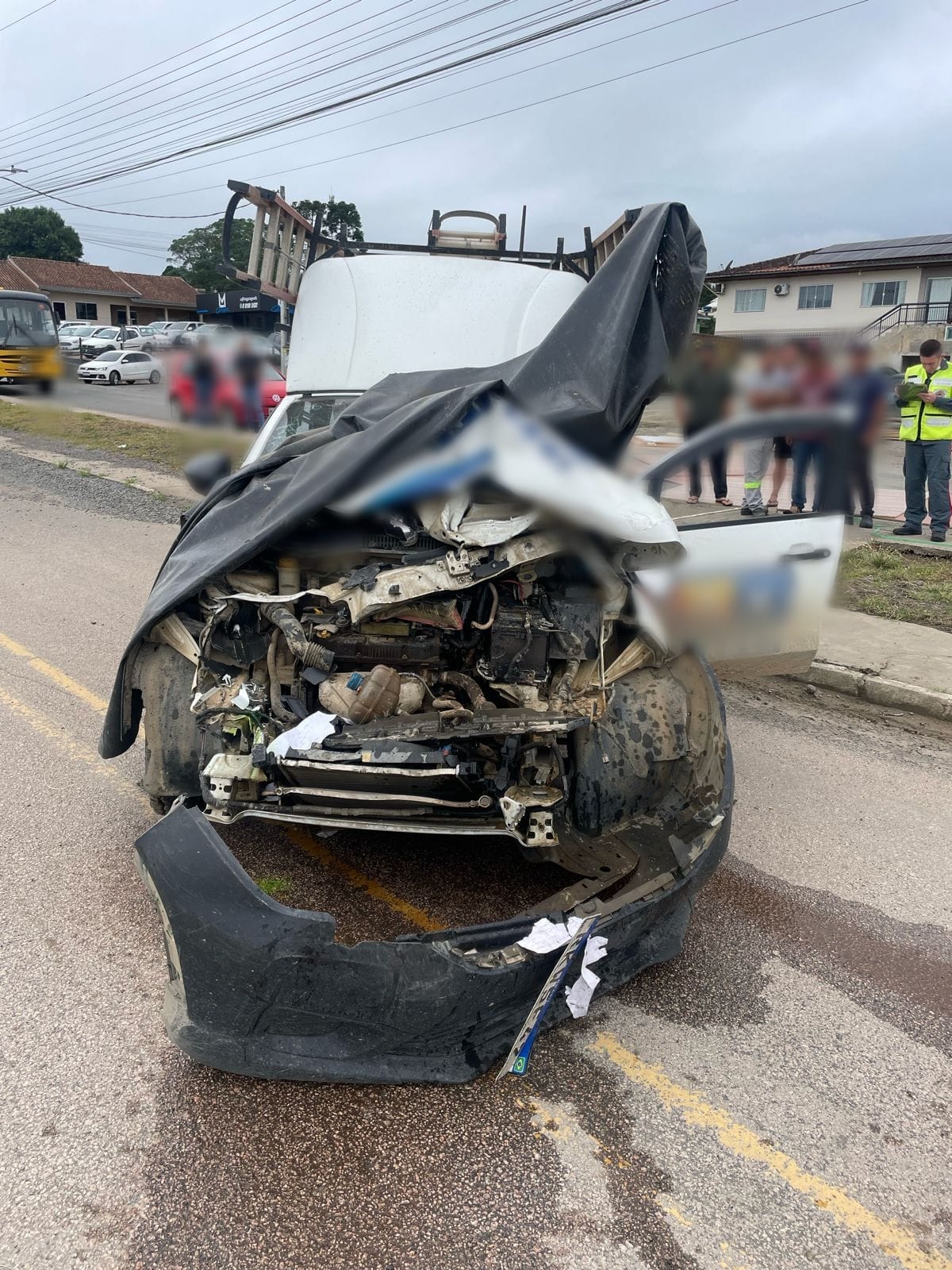 Após tombamento de carreta, carga atinge veículo na BR-116, em Monte Castelo