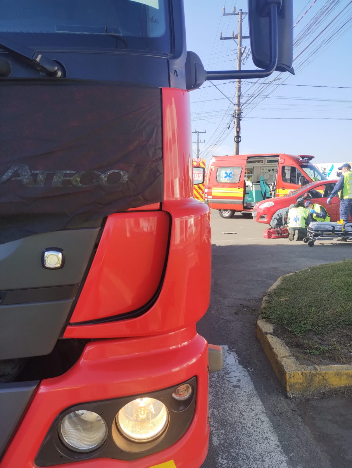 Acidente entre carro e motocicleta deixa uma pessoa ferida, em Papanduva