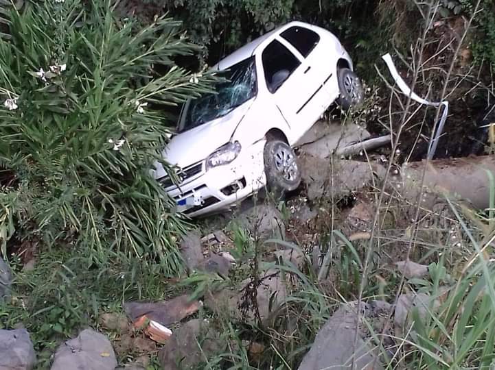 Veículo sai da pista e cai em um córrego, em Itaiópolis