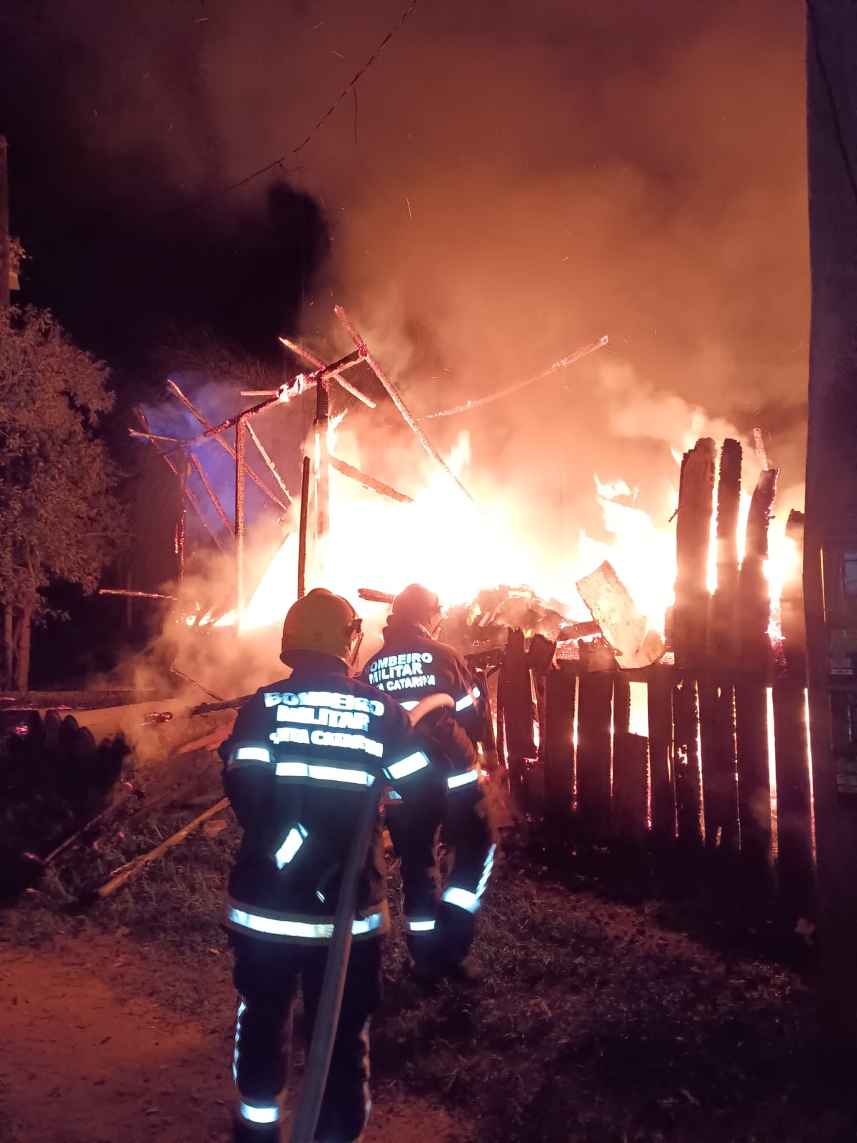 Incêndio destrói residência no Planalto Norte Catarinense