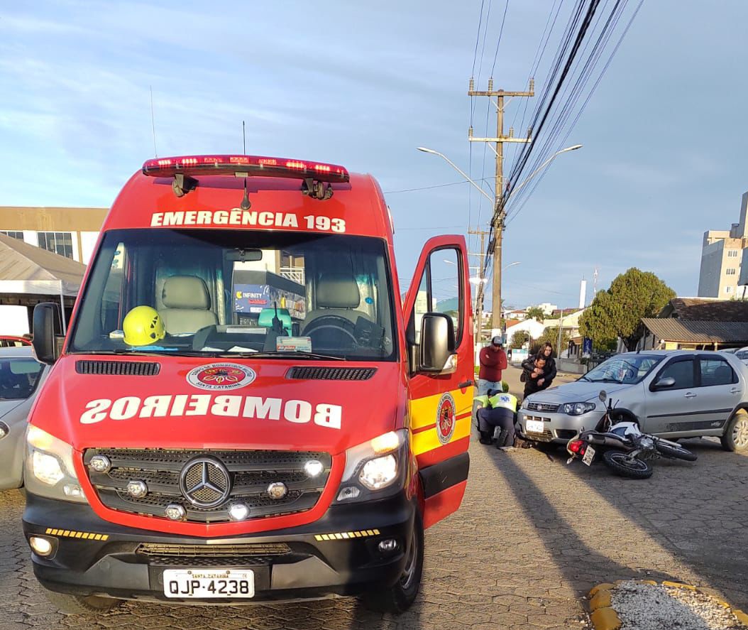 ACIDENTE: colisão entre carro e motocicleta deixa um ferido, em Papanduva