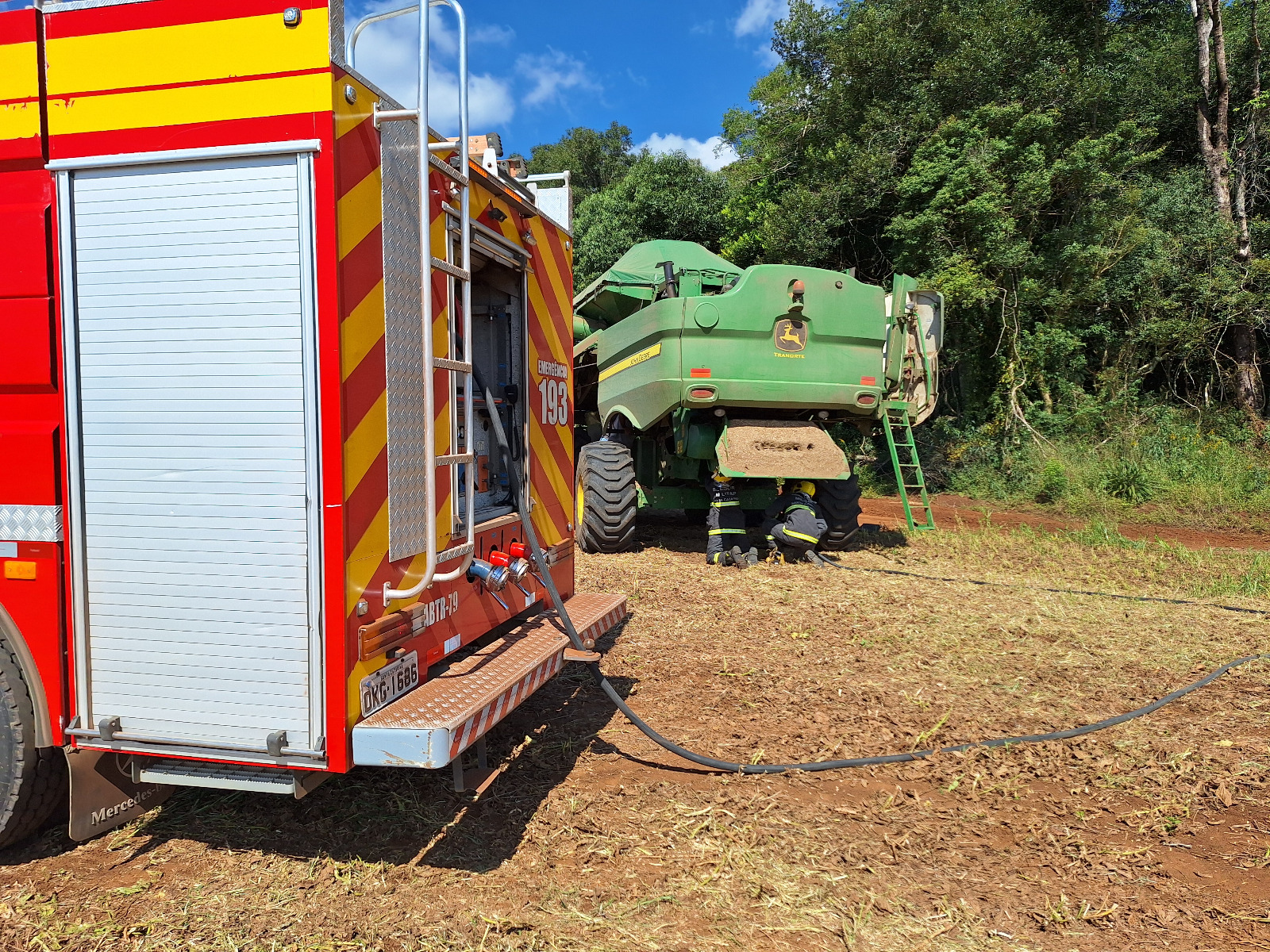 Bombeiros são acionados para princípio de incêndio em máquina agrícola no Planalto Norte Catarinense