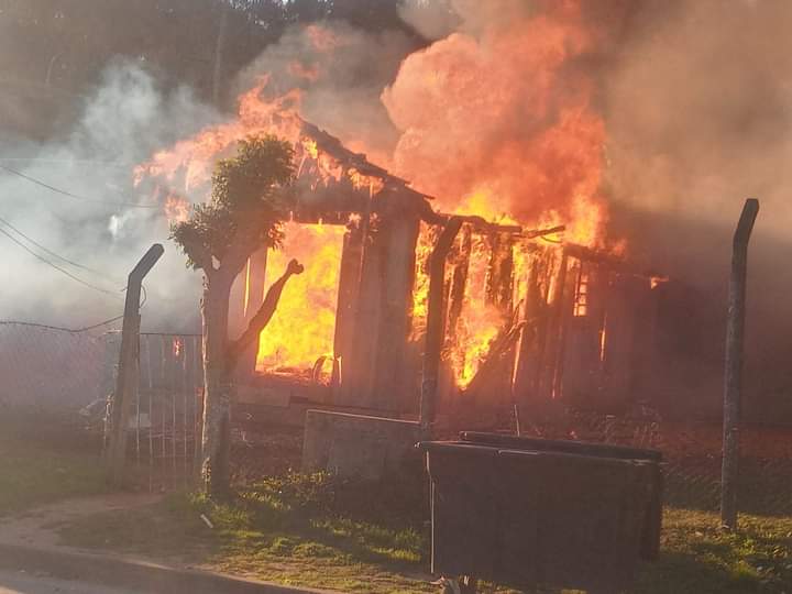 DESTRUIÇÃO: residência é consumida por incêndio, em Itaiópolis