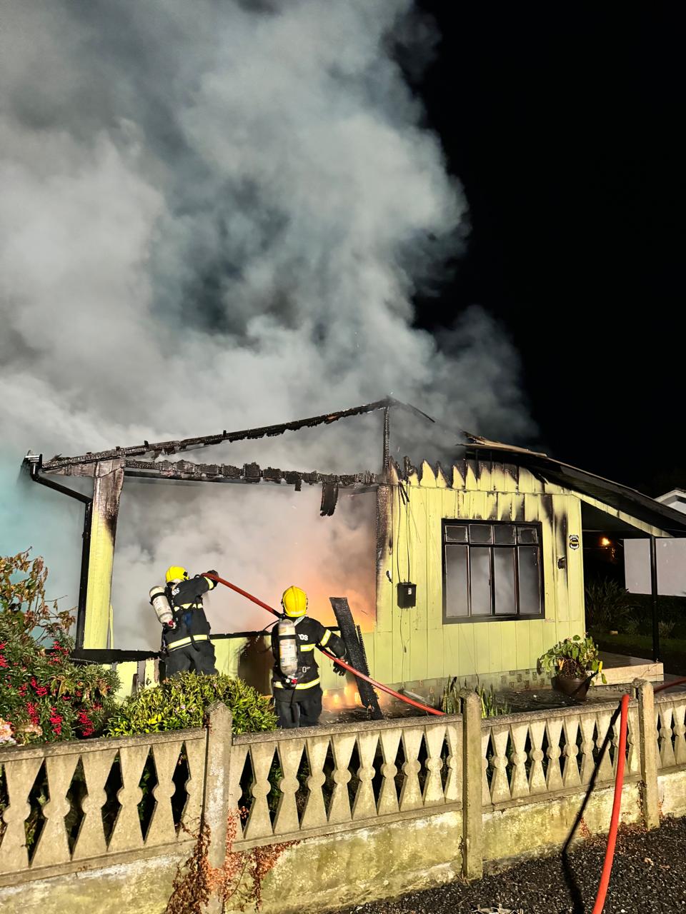 PAPANDUVA: Bombeiros são acionados para combater incêndio em residência