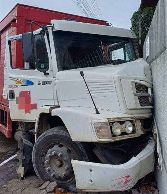 Caminhão apresenta problemas mecânicos no freio e bate em muro de residência, em Itaiópolis