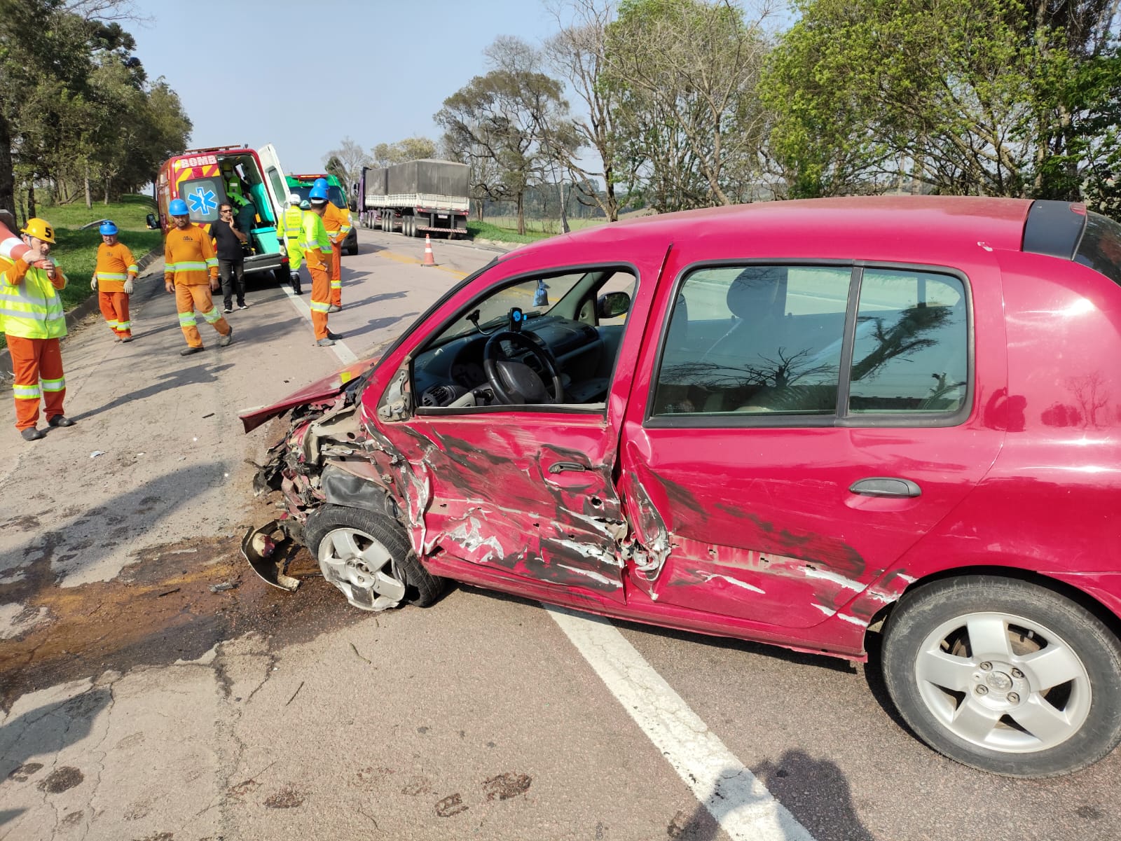 PAPANDUVA: acidente entre carro e caminhão é registrado na BR-116