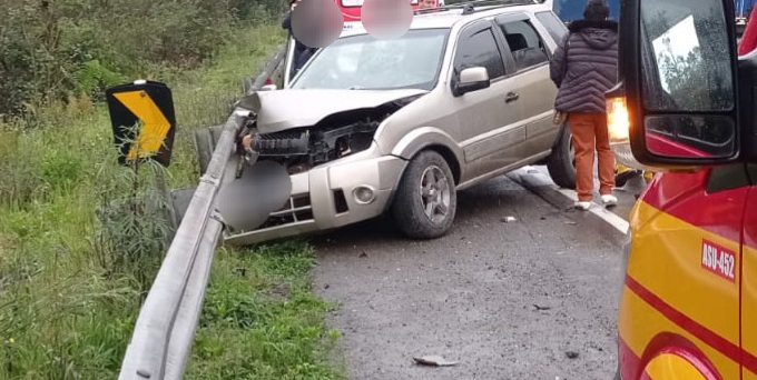 REGIÃO: colisão frontal entre carro e carreta é registrado no Planalto Norte