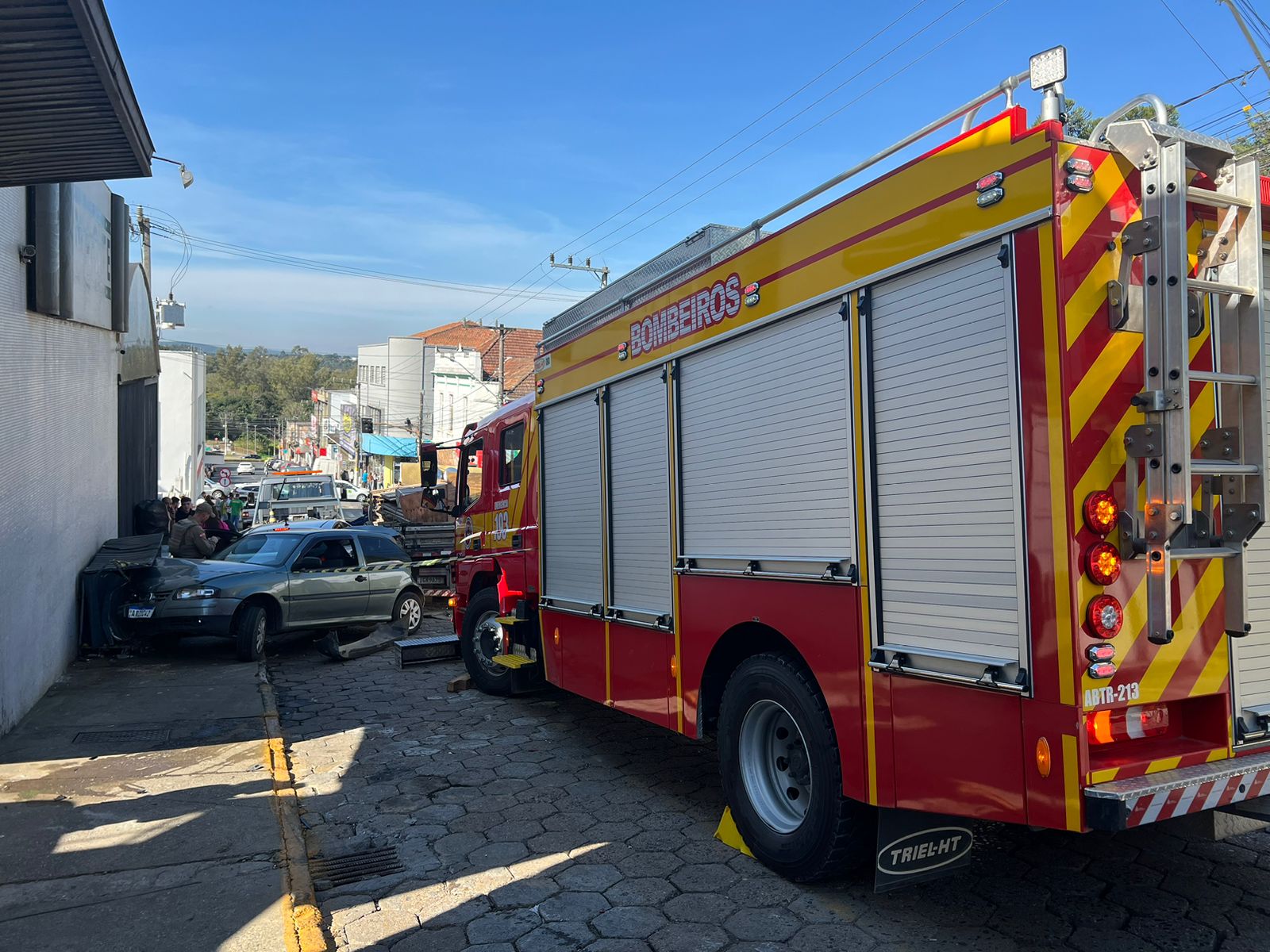 Veículo carregado com entulhos perde o freio e causa acidente no centro de Mafra