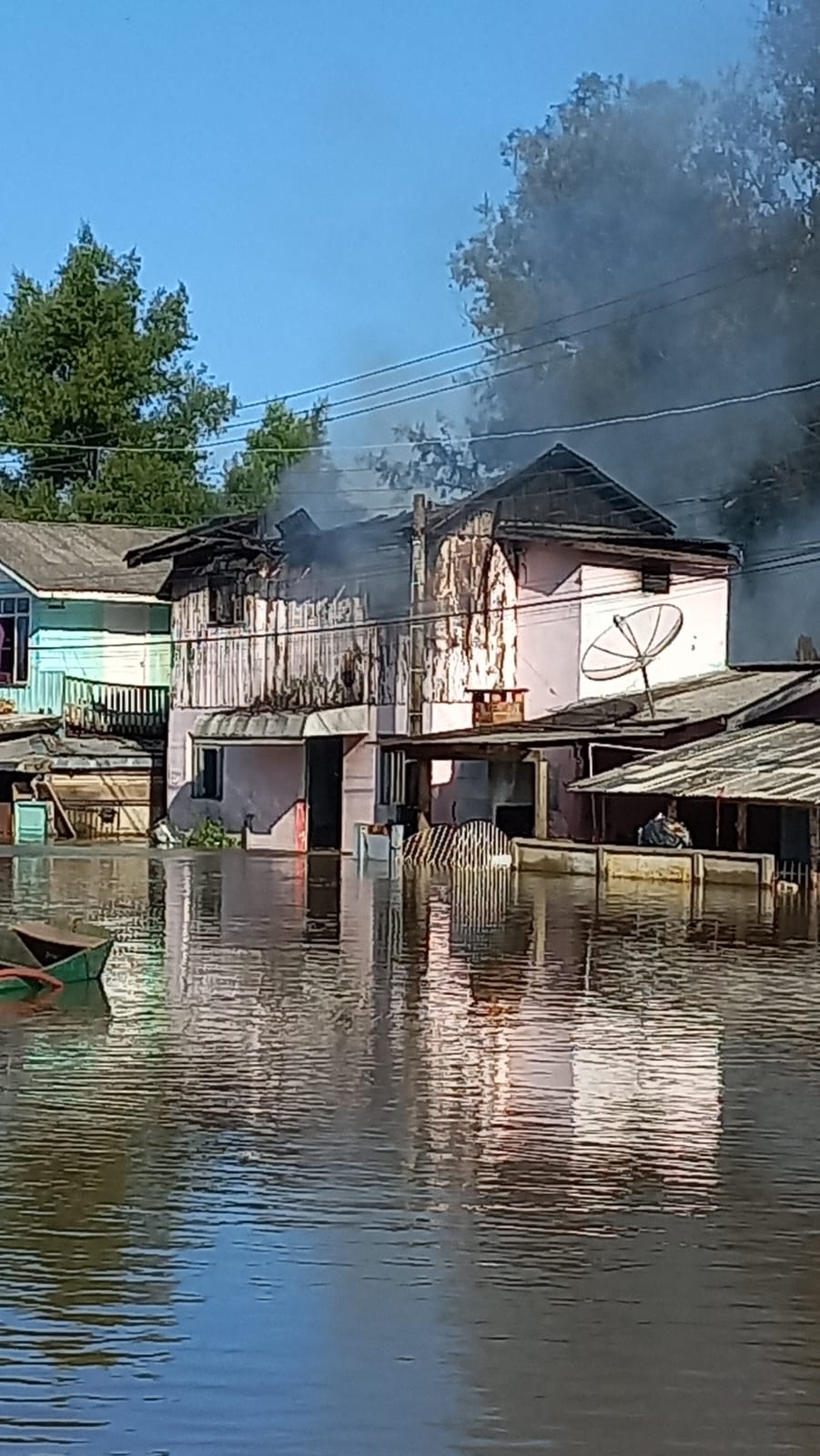 Incêndio destrói pavimento superior de residência, em Três Barras - Rede Fronteira