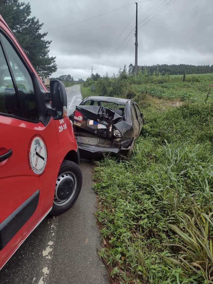 Carro sai da pista e colide em árvore na SC-477, em Itaiópolis