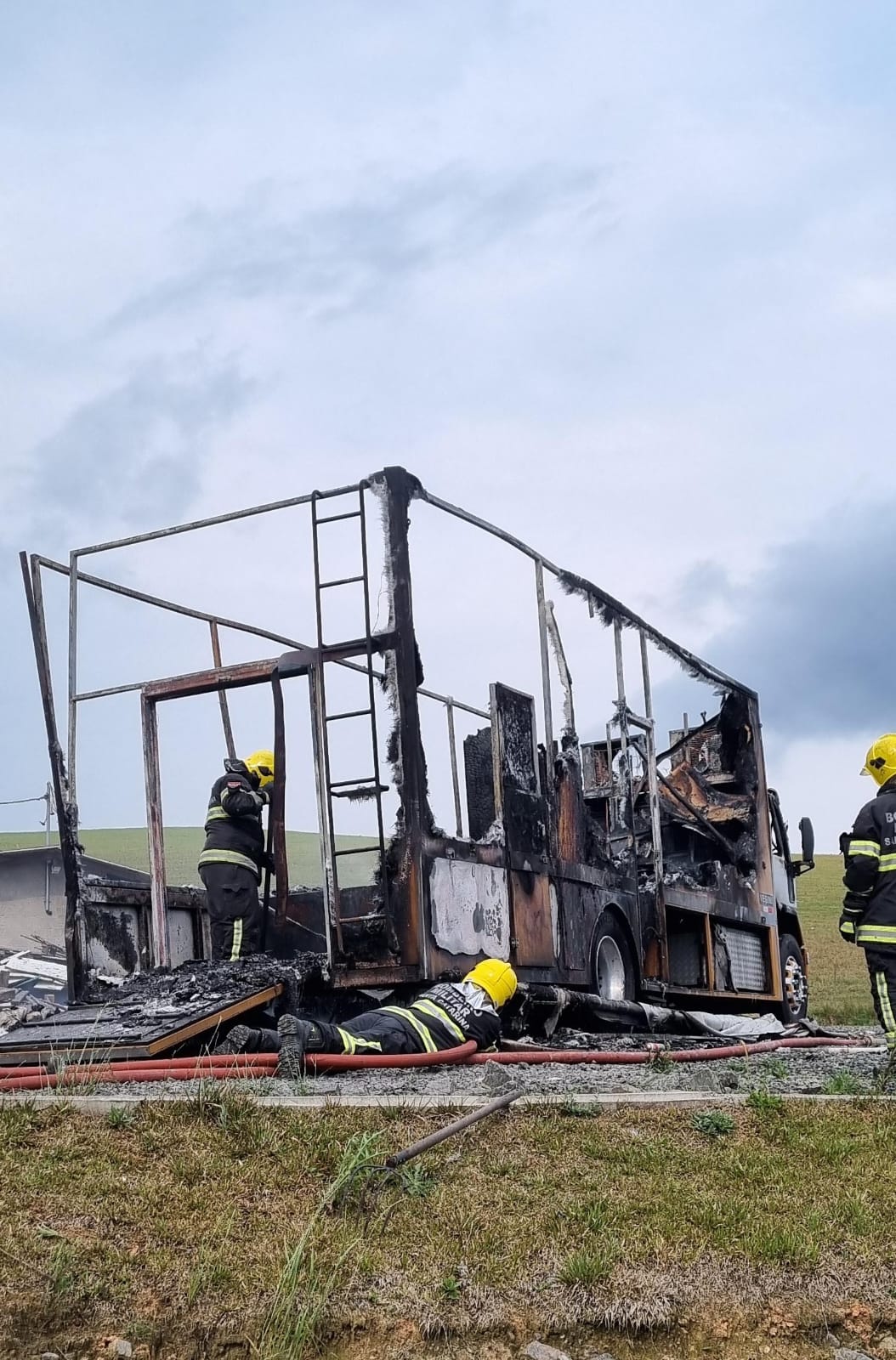 REGIÃO: caminhão é destruído por incêndio no Planalto Norte