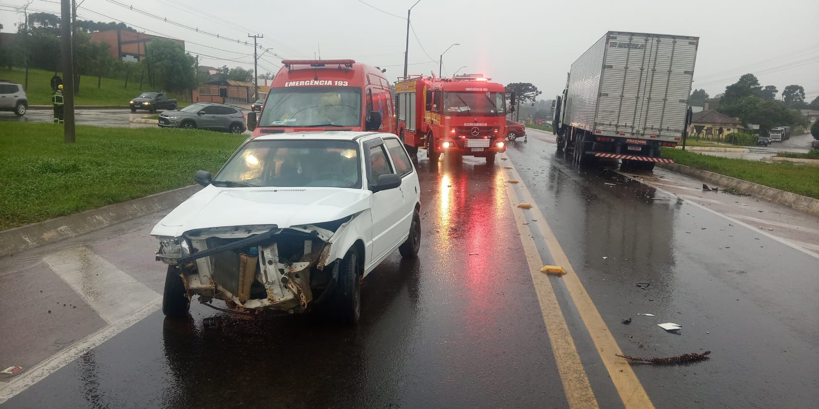 Duas pessoas ficam feridas em acidente na BR-116, em Mafra