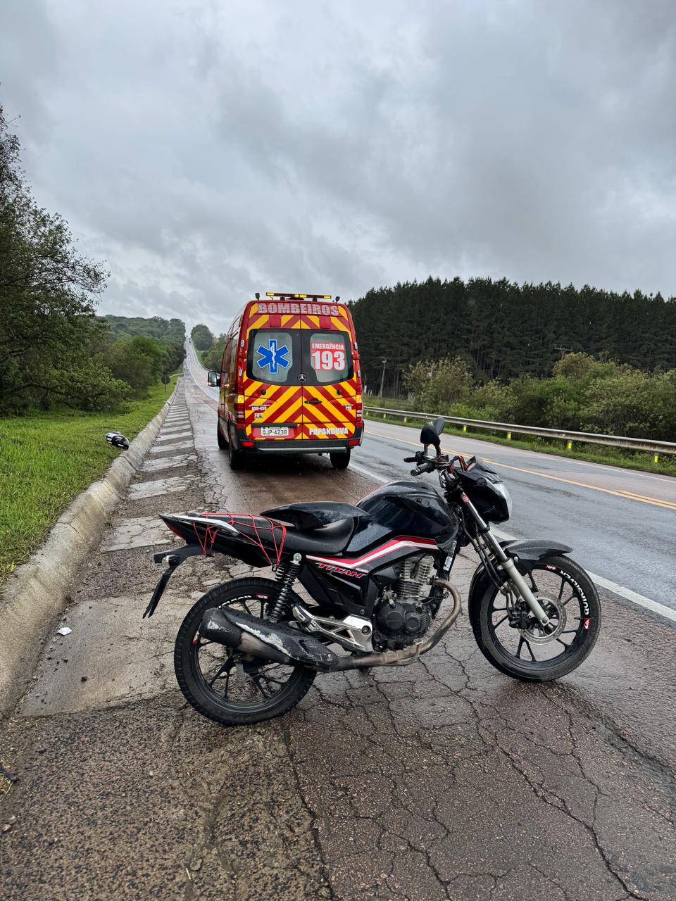 PAPANDUVA: duas pessoas ficam feridas após queda de motocicleta na BR-116