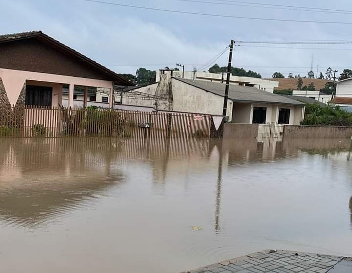 Atenção aos atingidos pela enchente no mês de outubro, em Papanduva.