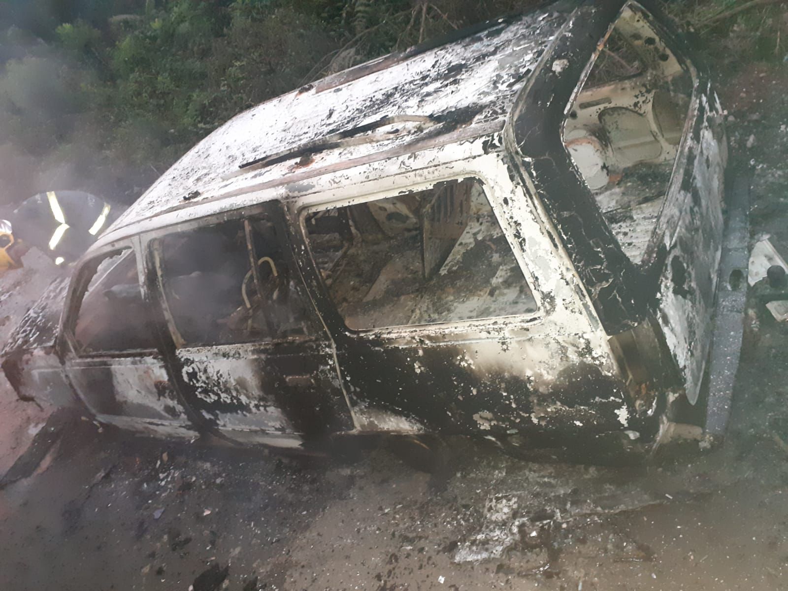 FICOU DESTRUÍDO: automóvel é consumido por incêndio no Planalto Norte