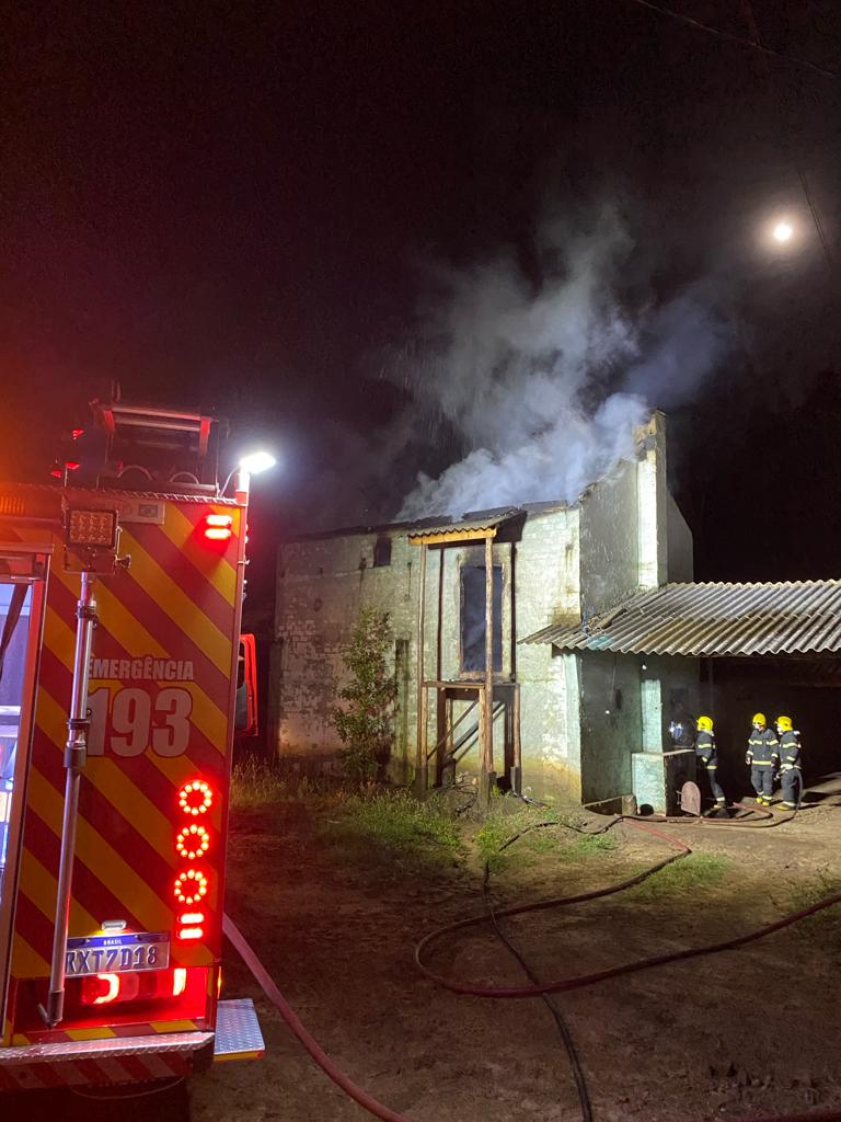 Bombeiros combatem incêndio em estufa de secagem de fumo, no Planalto Norte Catarinense