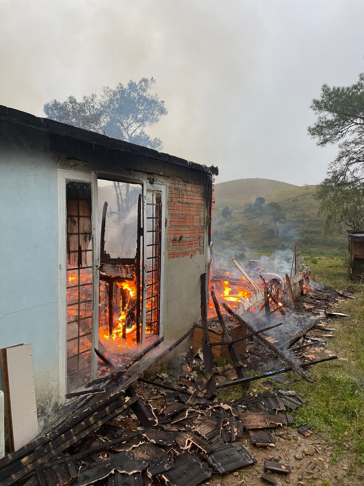 REGIÃO: casa é destruída por incêndio