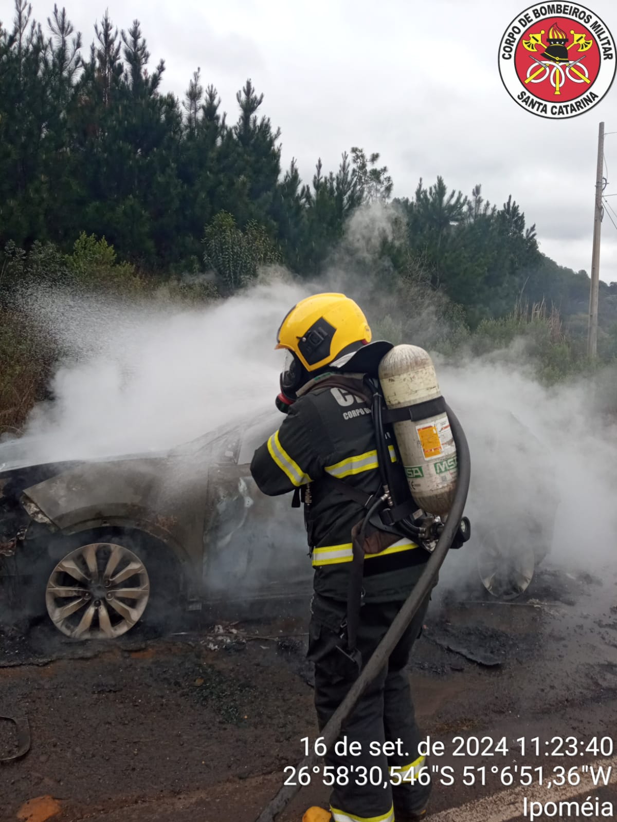 MEIO OESTE: incêndio destrói automóvel na SC-135