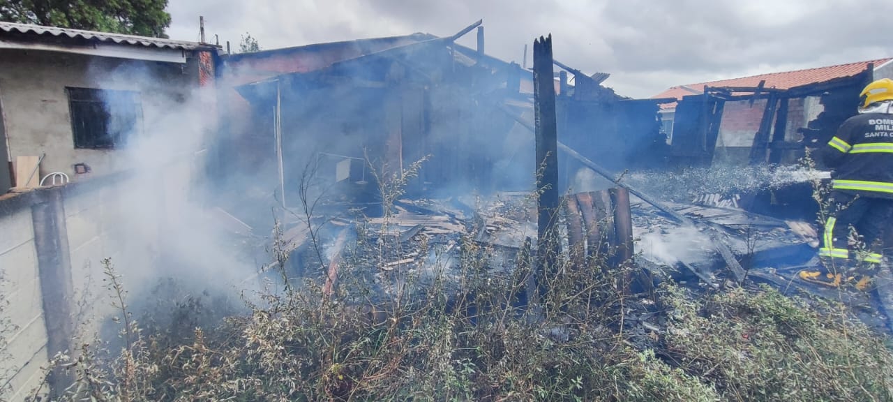 Residência é destruída por incêndio no Planalto Norte Catarinense