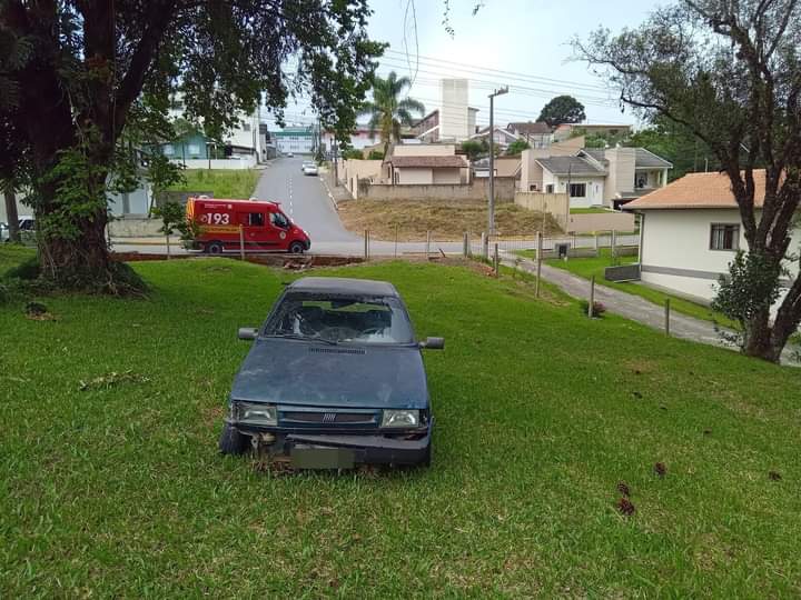 Veículo desgovernado invade pátio de propriedade, em Itaiópolis