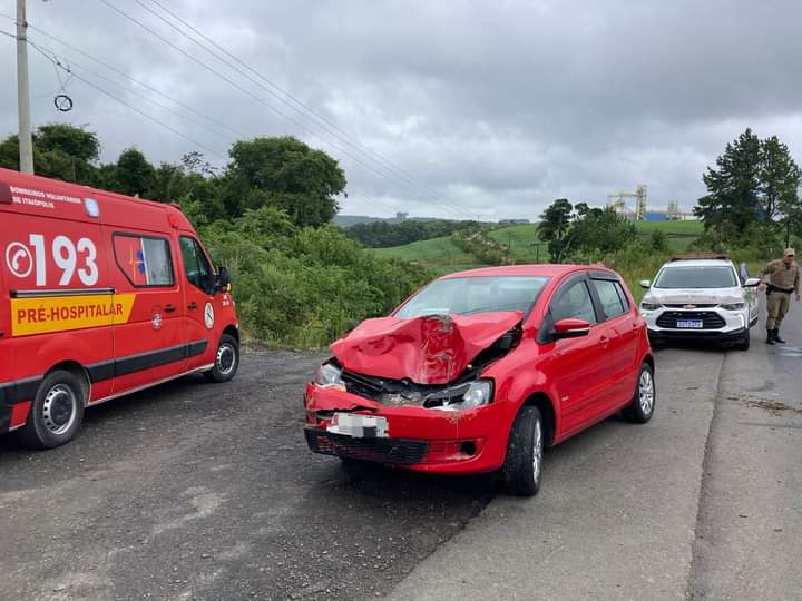 Carro e ônibus se envolvem em acidente na SC-114, em Itaiópolis