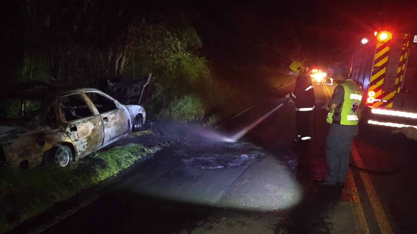 Carro é destruído por incêndio na SC-477, em Papanduva