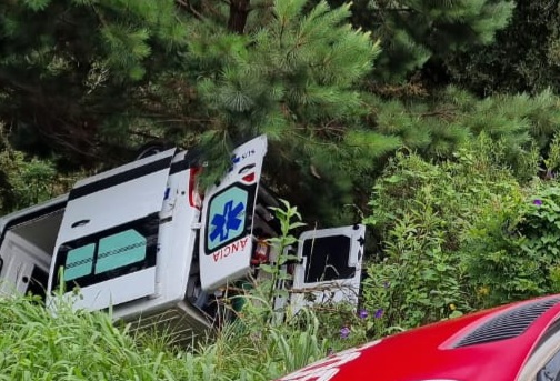 Acidente envolvendo ambulância deixa feridos no Planalto Norte