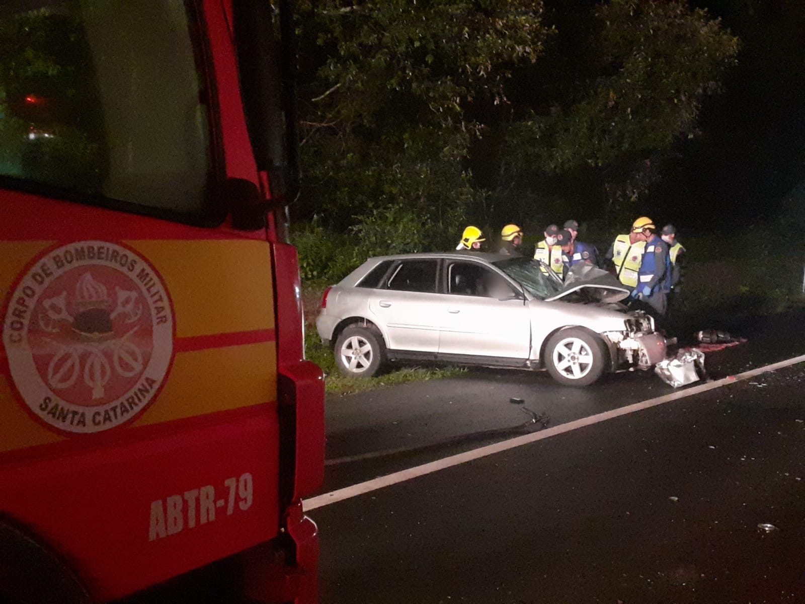 Uma pessoa morre após colisão frontal entre carro e caminhão na BR-280, em Três Barras