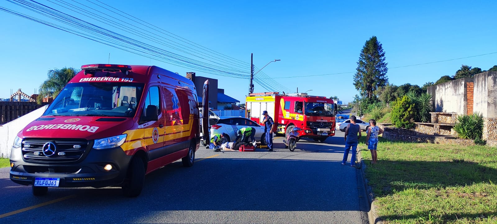 Mulher fica ferida após acidente entre carro e motocicleta, em Canoinhas