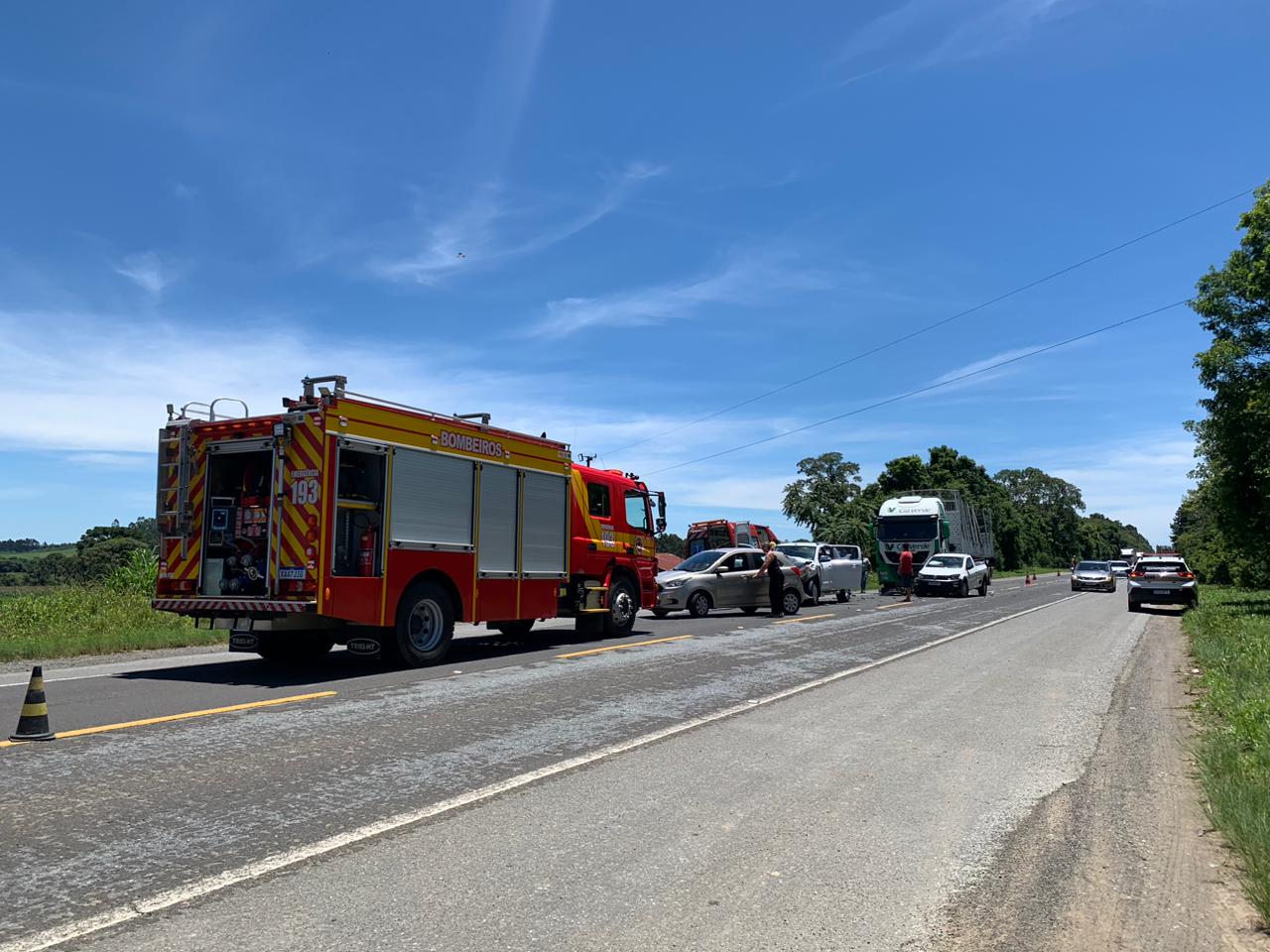 Engavetamento envolve seis veículos na BR-280, no Planalto Norte Catarinense