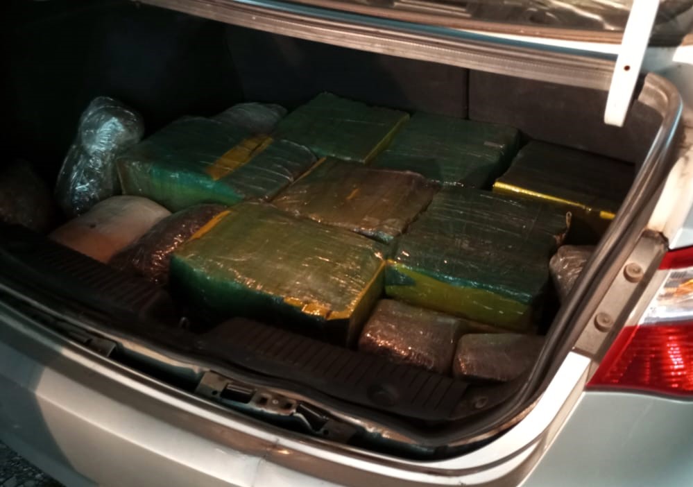 MAFRA: ​PRF recupera veículo roubado e apreende 140 kg de maconha