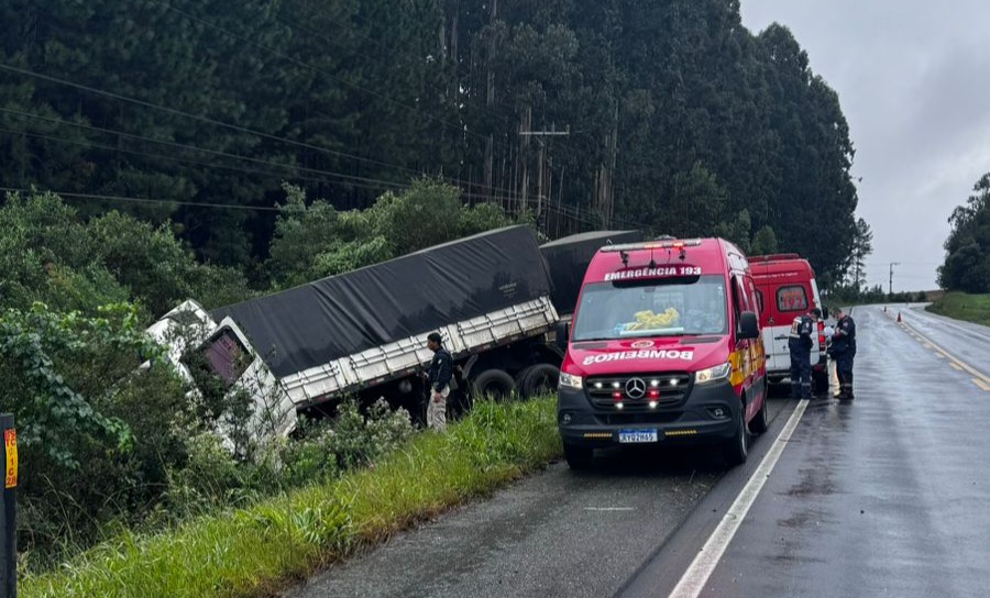 Caminhoneiro fica ferido após acidente na BR-280 no Planalto Norte Catarinense